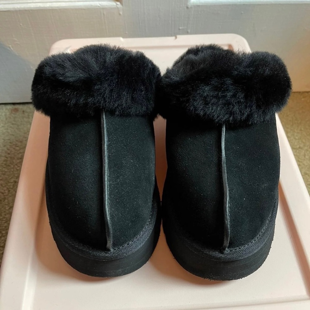 Black Ugg (disquette platform fur) uggs- never worn original price $100